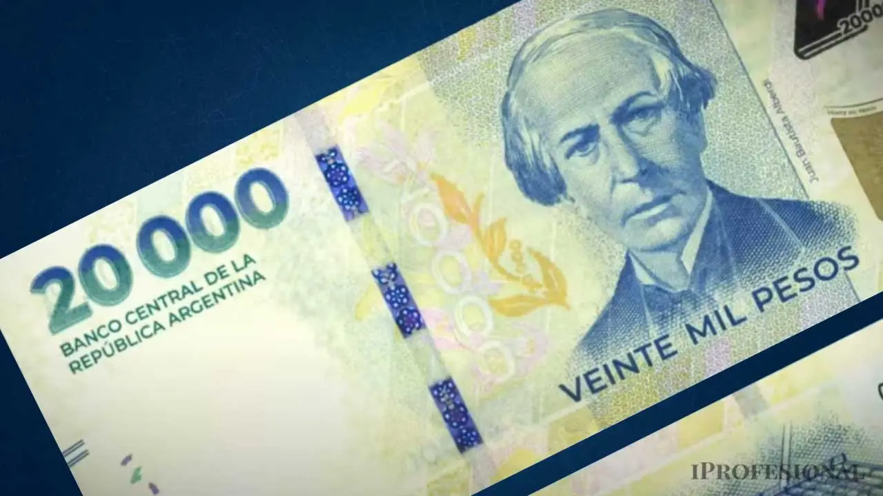 Un billete de 20.000 pesos delante de un fondo azul