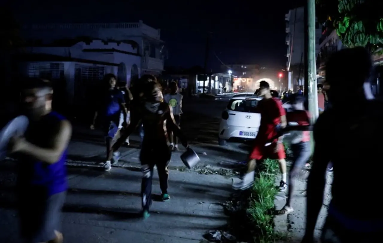 65% del territorio cubano se ve afectado por masivas protestas y apagones.
