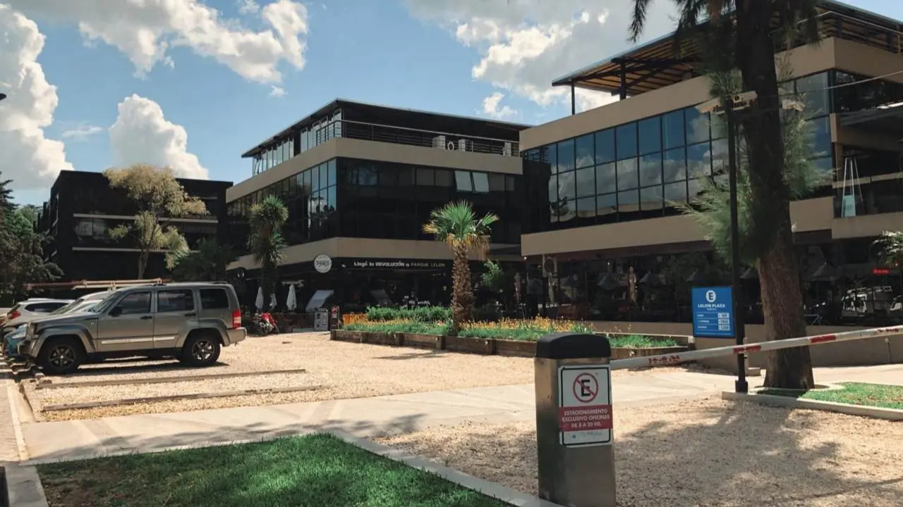 La zona suma edificios modernos, cafés y restaurantes premium en pleno corredor oeste