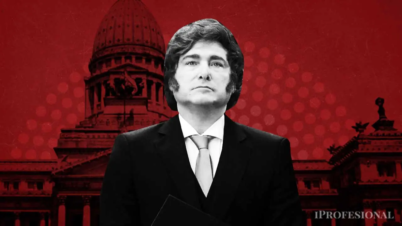 Javier Milei con gesto serio, con una imagen del Congreso de fondo