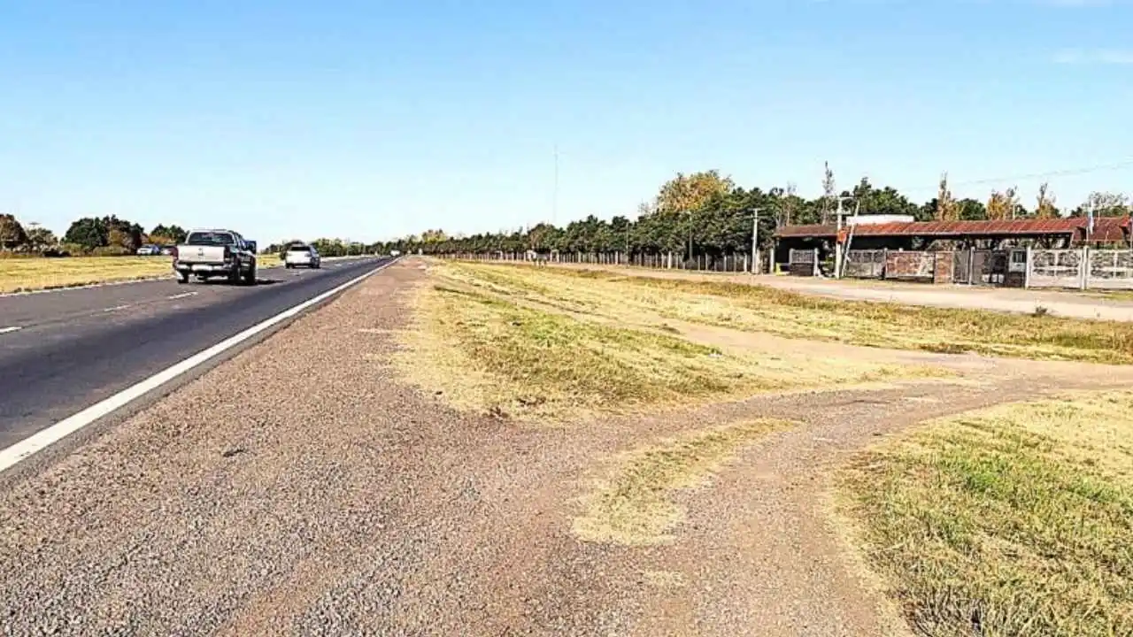 La bajada clandestina de la autopista en las afueras de Rosario que Vialidad obligó a cerrar