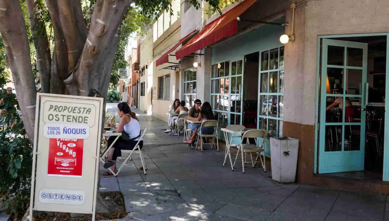 Ostende recupera recetas familiares y clásicos argentinos en una esquina llena de vida