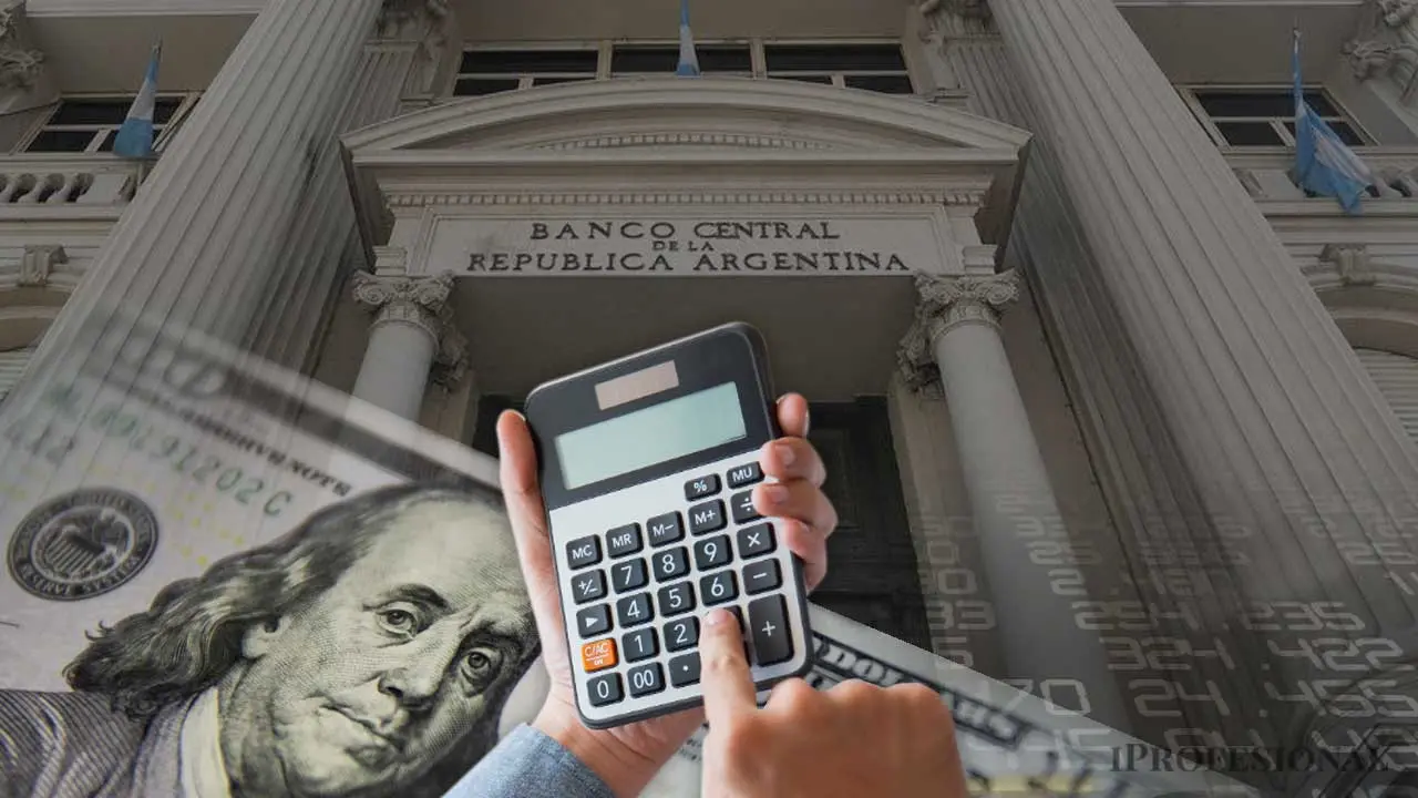 mano con calculadora, dólares y fachada del BCRA
