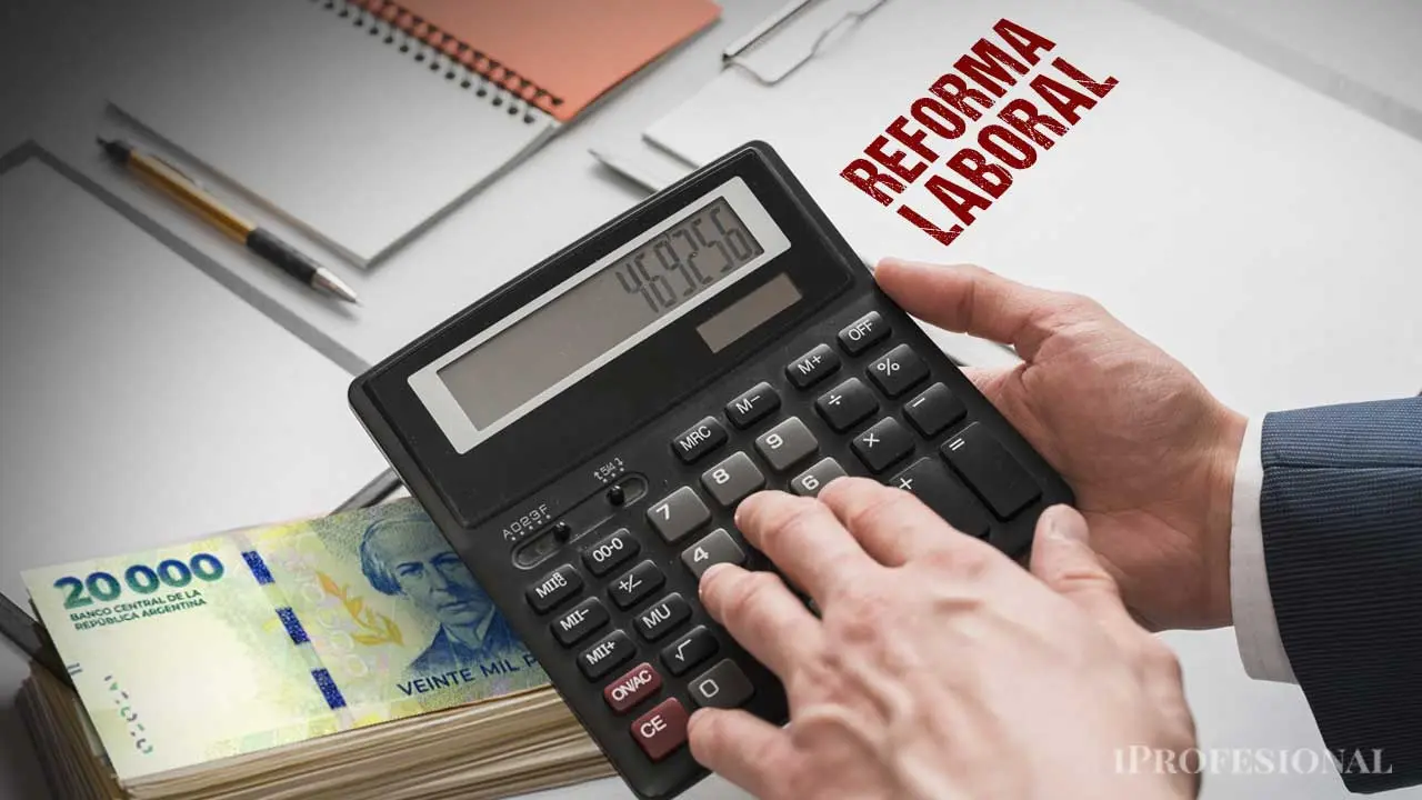 Composición de unas manos con calculadora sobre billetes y una carpeta de Reforma Laboral