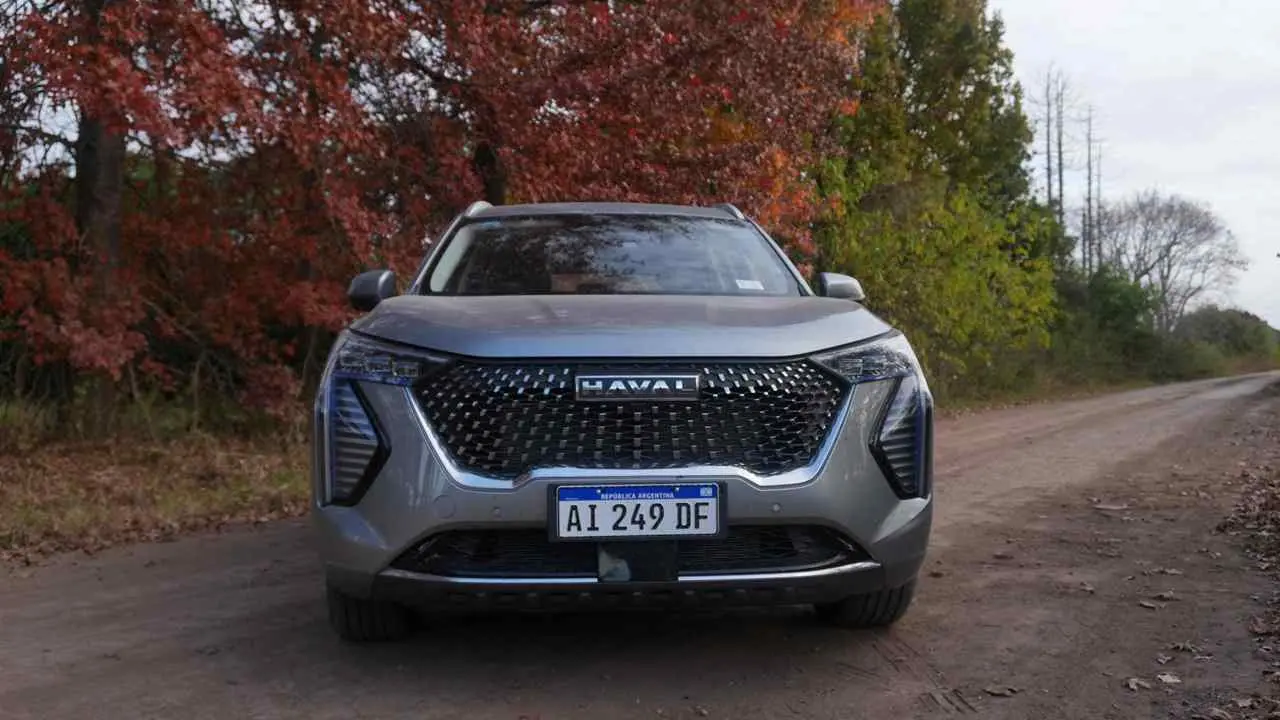 Haval Jolion de frente sobre la calle. Foto iProfesional.