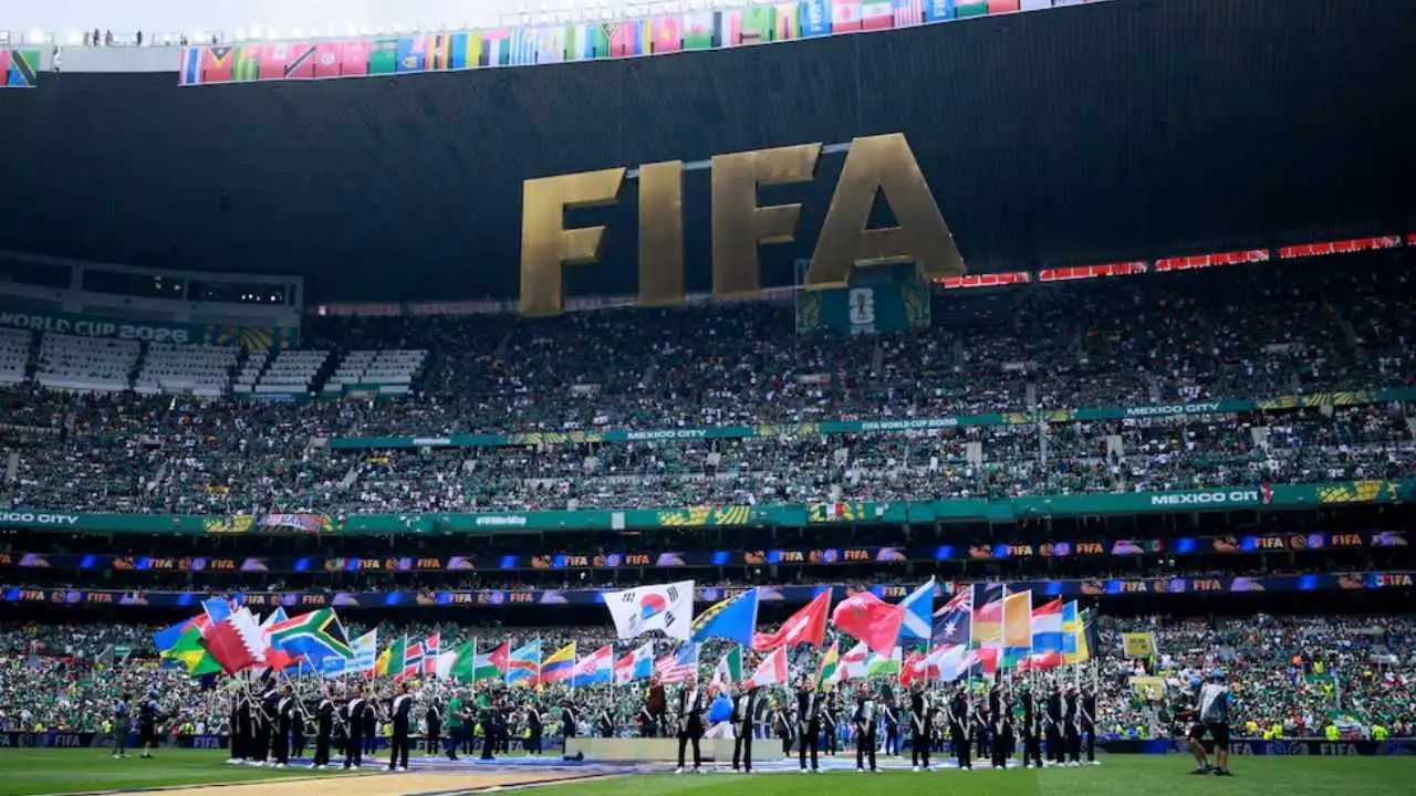 Luego se presentaron todas las banderas de las selecciones que disputarán la Copa del Mundo