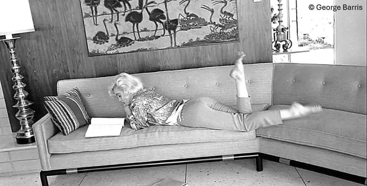 Sofá amarillo mid century - Marilyn Monroe - Fotografía tomada por George Barris