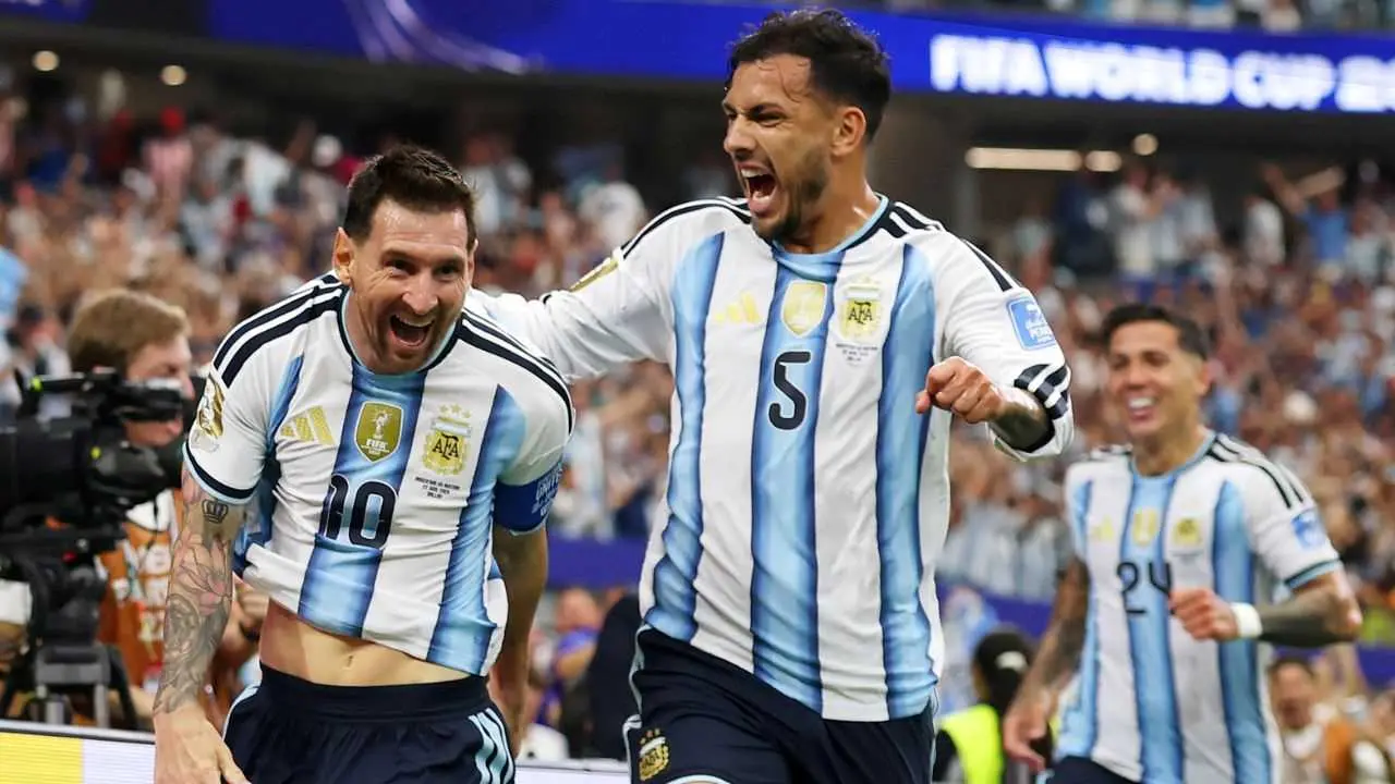 Ni la crisis le gana al fútbol: el Mundial sigue siendo un refugio para los argentinos
