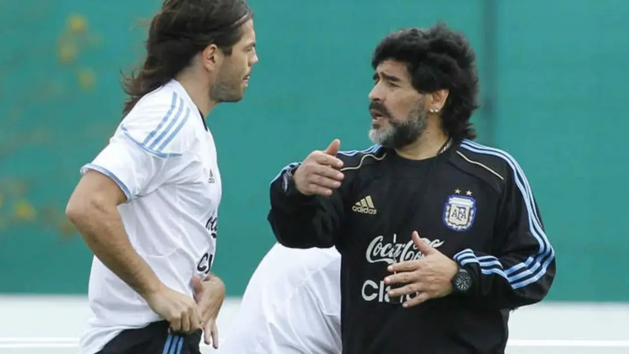 El Chino Garcé y Diego Armando Maradona, en uno de los entrenamientos de la Selección Argentina