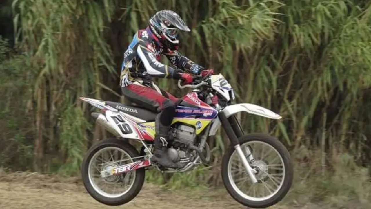 El Chino Garcé colgó los botines y agarró el casco: siempre le gustaron las motos