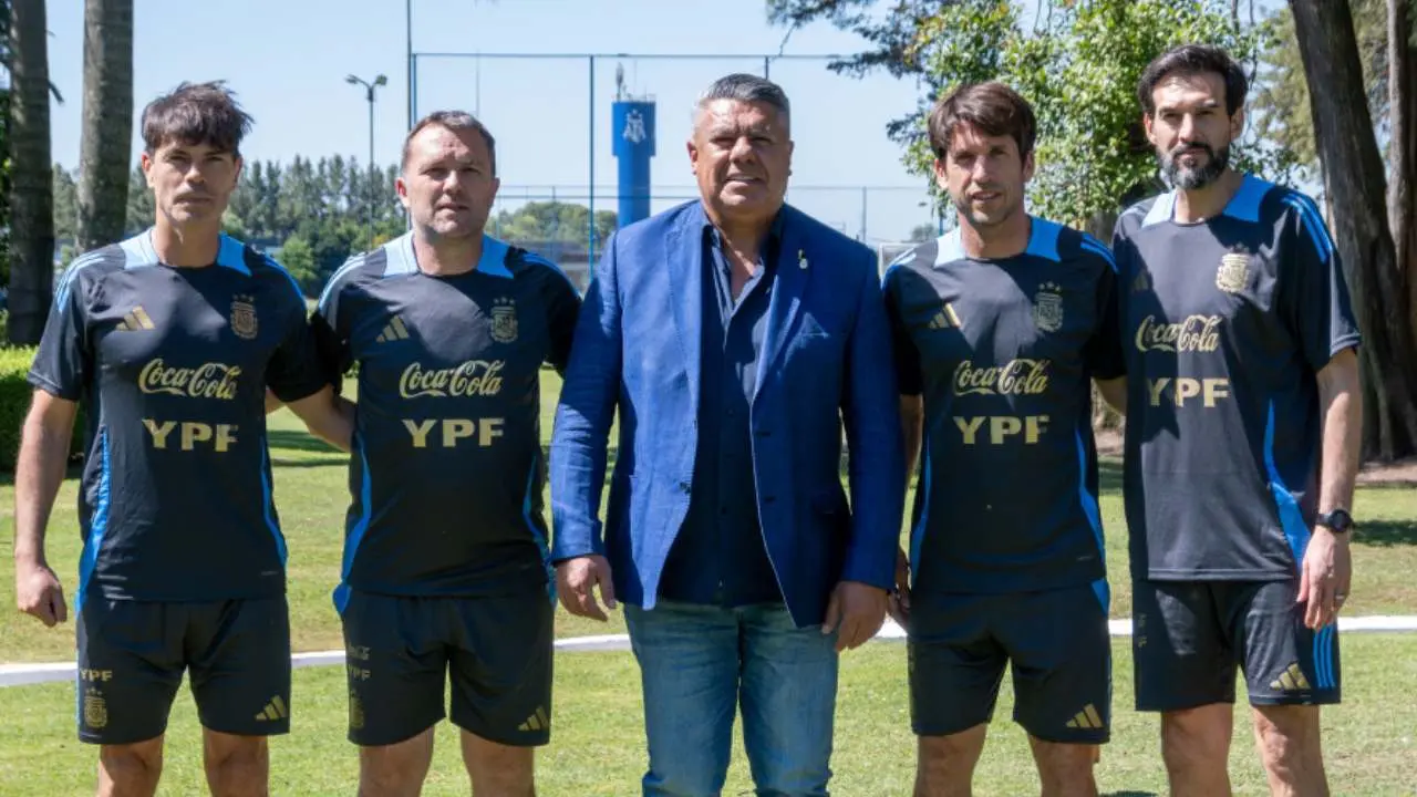 Chino Garcé, el primero de la izquierda, tras incorporarse a la estructura de Selecciones Juveniles