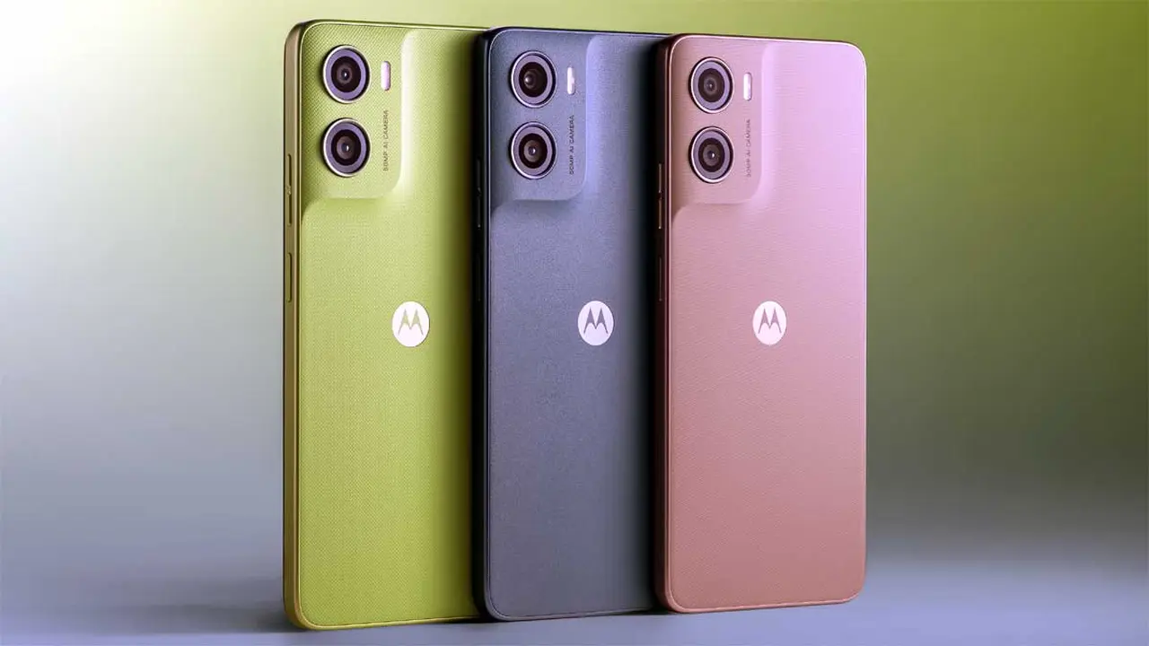 El Moto G06 que ofrece Mercado Libre viene en color azul.