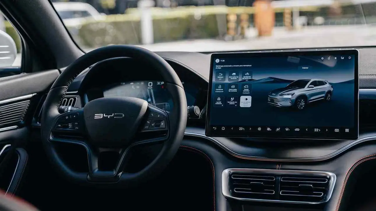 Por dentro, el nuevo SUV tiene una pantalla de 15 pulgadas totalmente táctil.