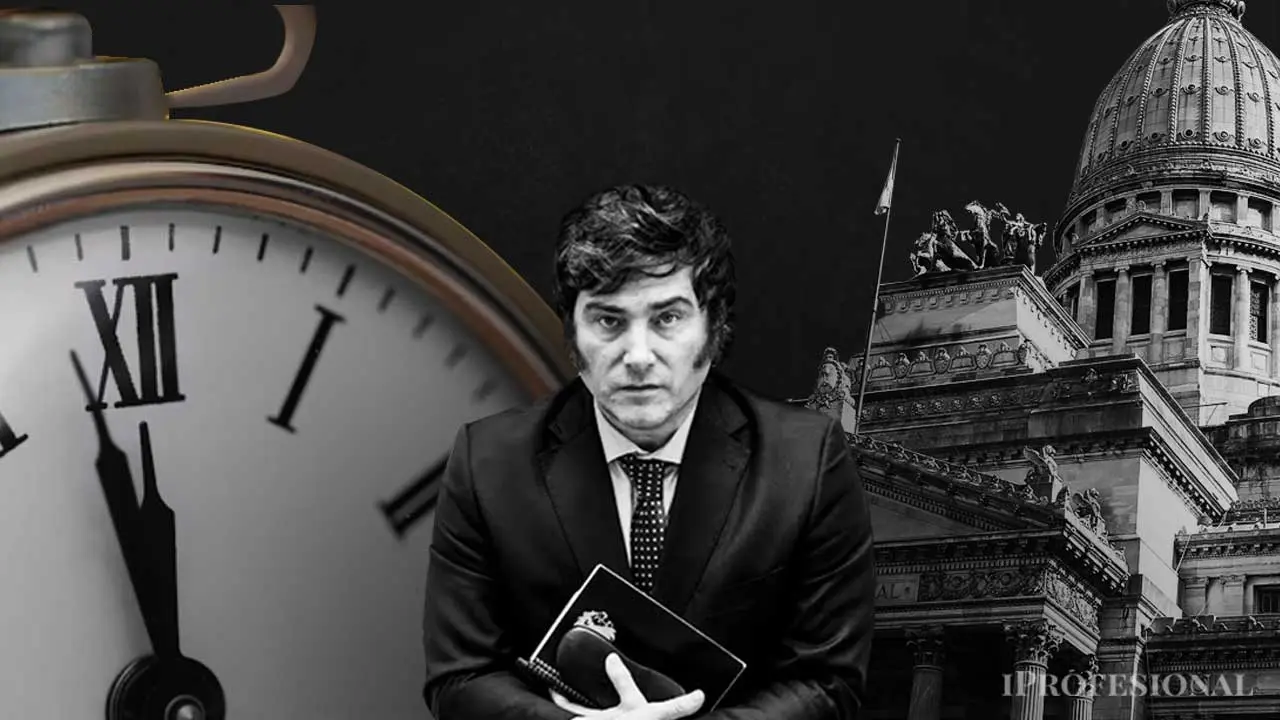 Javier Milei al frente, de fondo un reloj y el Congreso