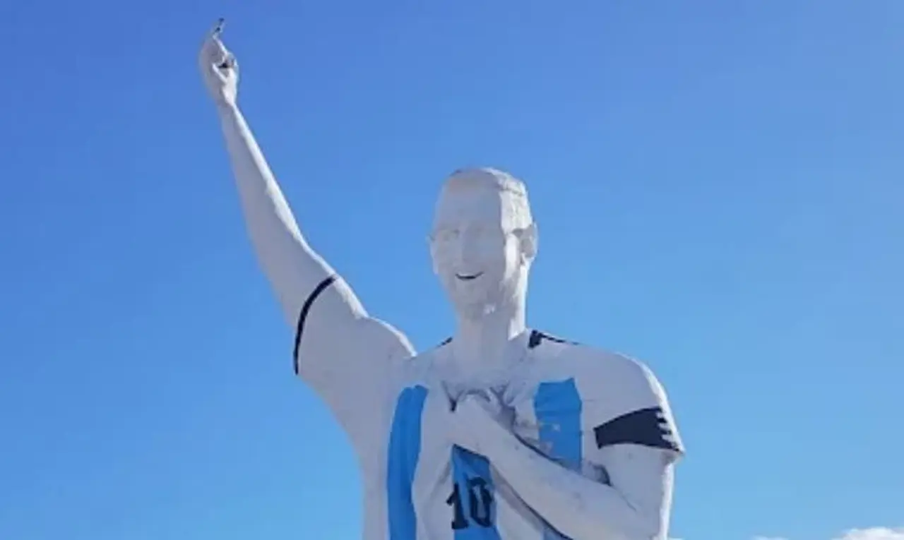 Furor total por Lionel Messi: inauguran una colosal estatua en Cutral Có para homenajearlo