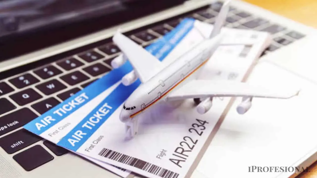 Vuelos de aviones y avión de juguete sobre computadora y el logo de iProfesional en la parte inferior derecha