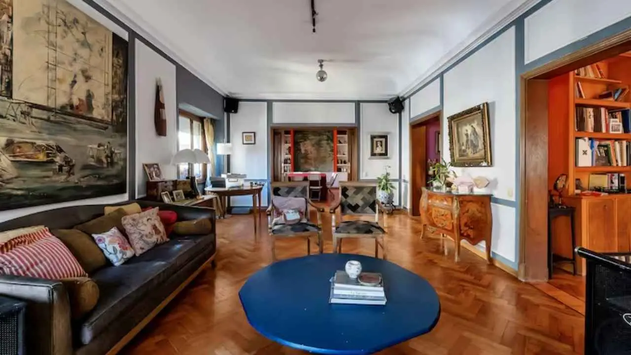 Tiene dos plantas y suma 280,57 m² cubiertos con una terraza privada de 120 m²