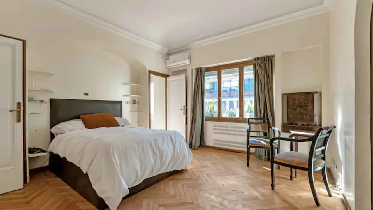 Cuatro dormitorios en suite, suite principal con vestidor y doble circulación que mejora la funciona