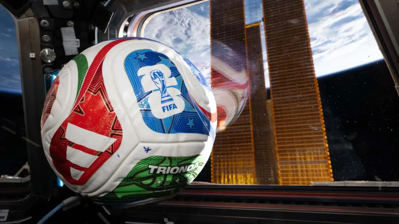 La pelota del Mundial ya viajó al espacio con la NASA pero si EEUU sale campeón, la llevarán a la lu