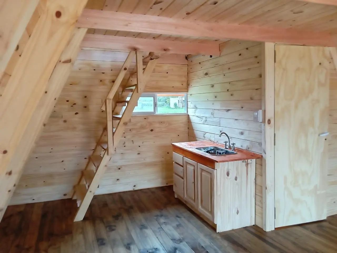 La cabaña alpina de madera de 25 m² que una empresa construye y deja lista en apenas cuatro días