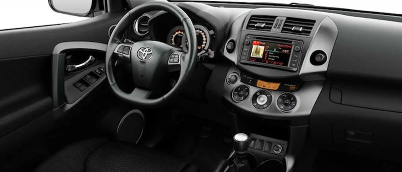 Toyota RAV4 2010 por dentro.