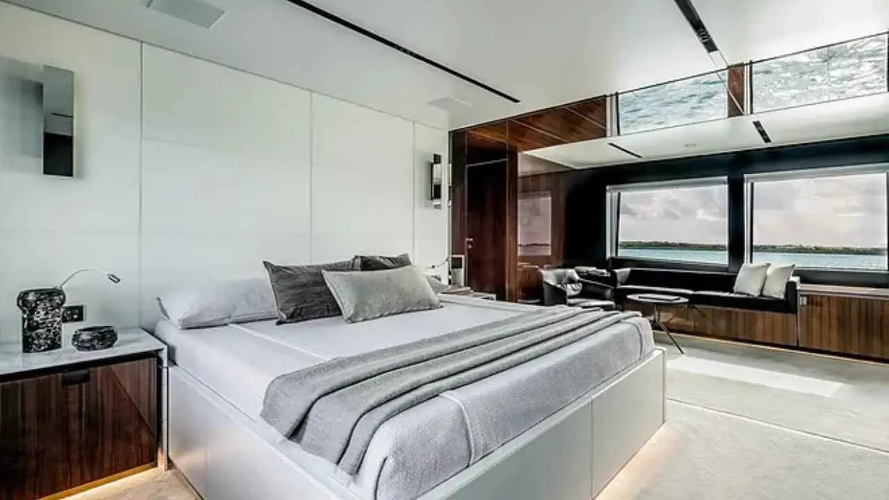 La suite de los Beckham cuenta con vestidor, baño doble y un espacio privado de lujo sobre el mar.