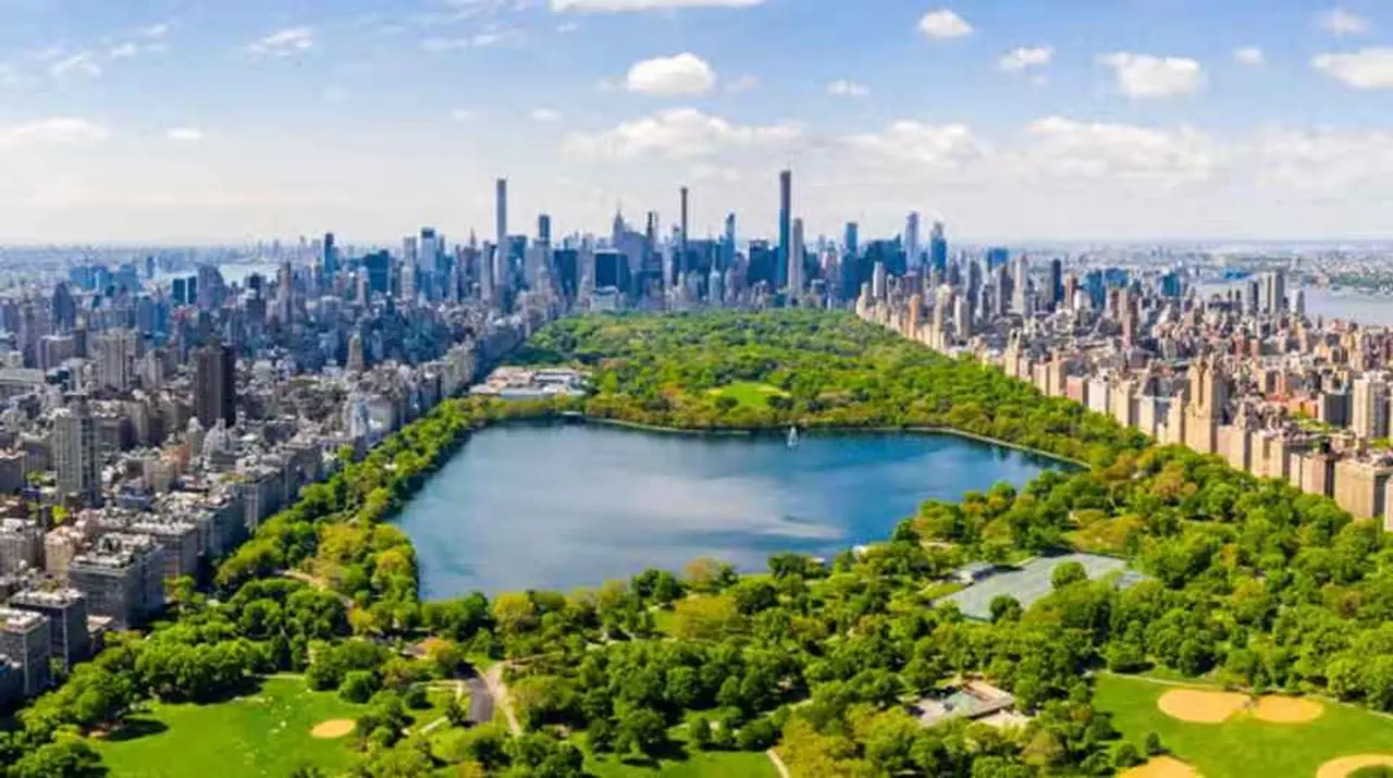 Miles de turistas recorren cada día Central Park, el parque más famoso de Manhattan.