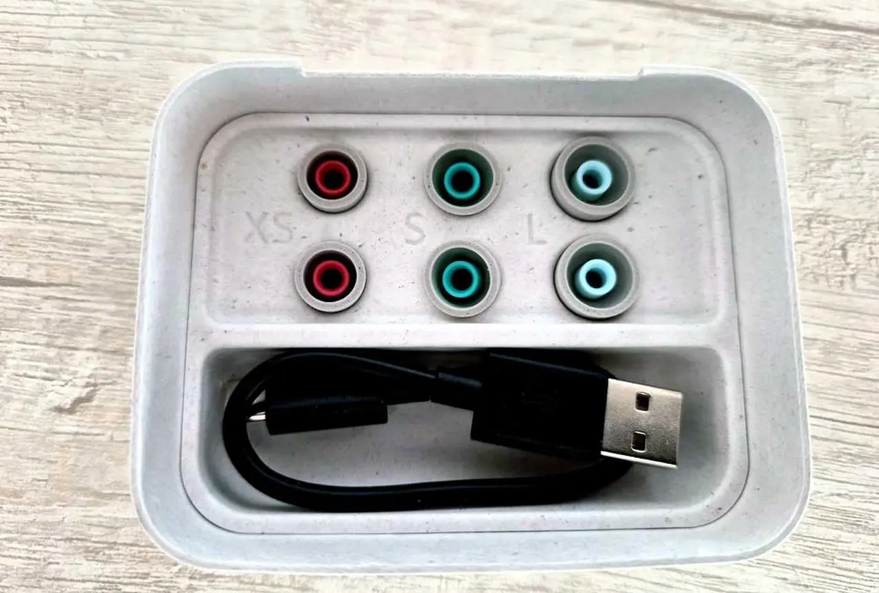 Los Sony WF-1000XM6 vienen con diferentes accesorios para personalizar su uso