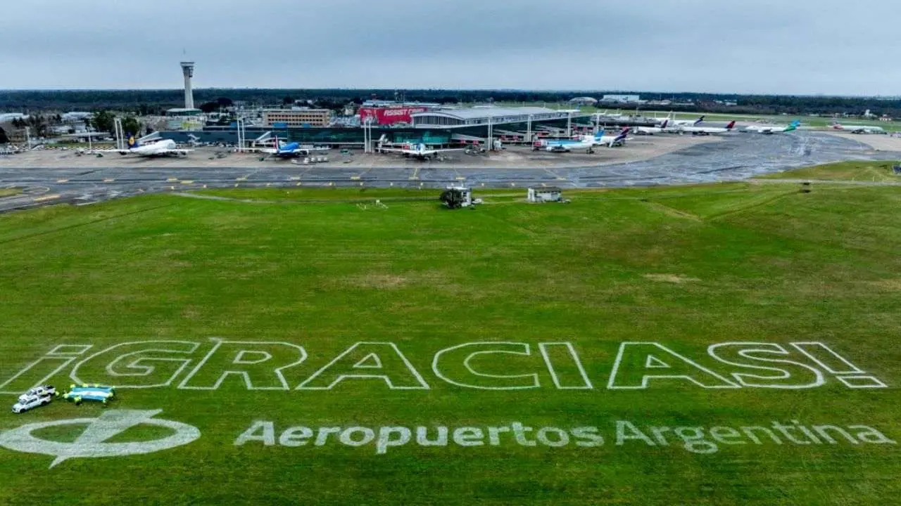 El cartel de bienvenida en el aeropuerto para los hinchas