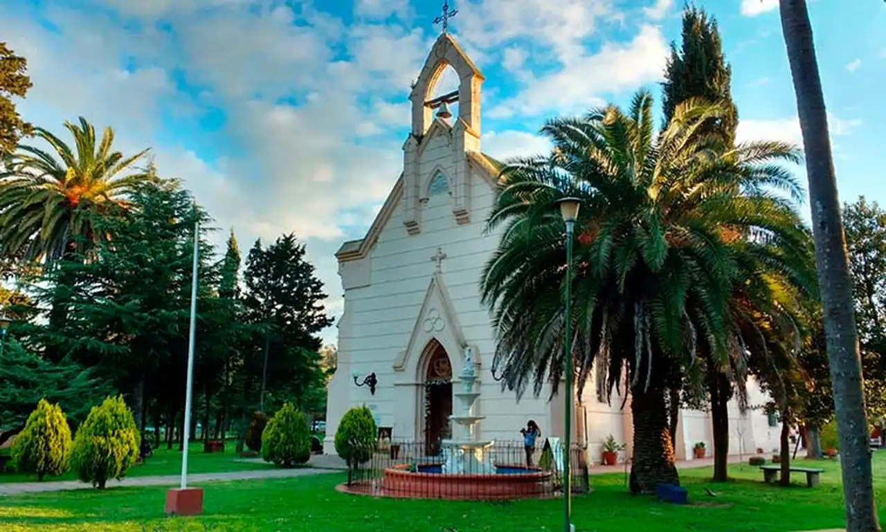 La Iglesia de la plaza principal es uno de los clásicos de Uribelarrea.