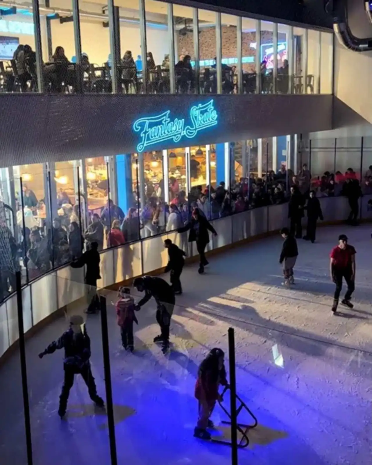 La pista cuenta con coordinadores que brindan asistencia a quienes recién empiezan a patinar