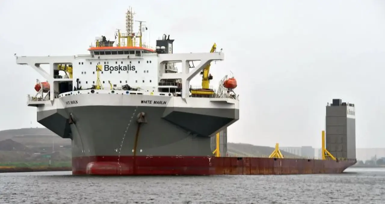 El HL White Martin uno de los semisumergibles mas grandes del mundo, está varado en Bahía Blanca