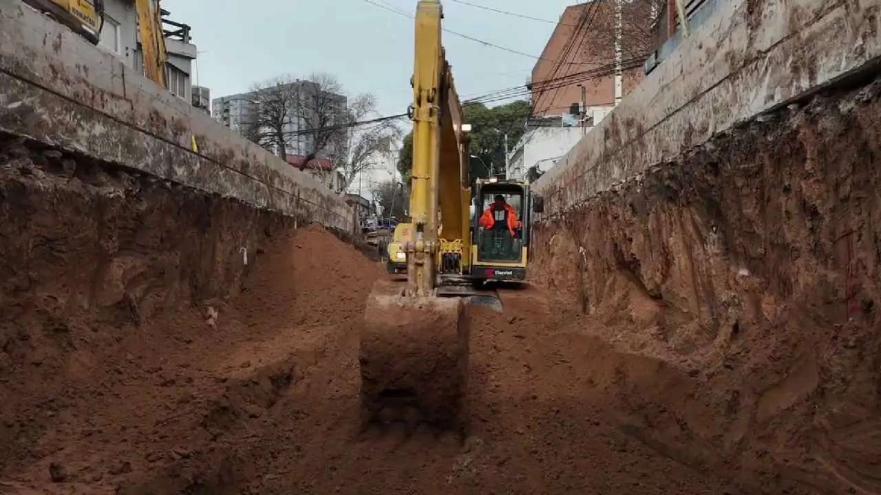 La barrera de la calle Irigoyen en el cruce con las vías del Sarmiento desaparecerá del mapa
