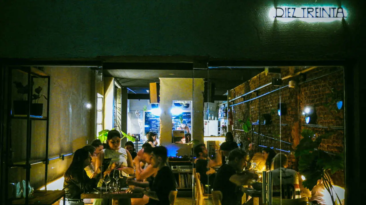 Diez Treinta organiza listening sessions donde se escuchan álbumes mientras el público cena