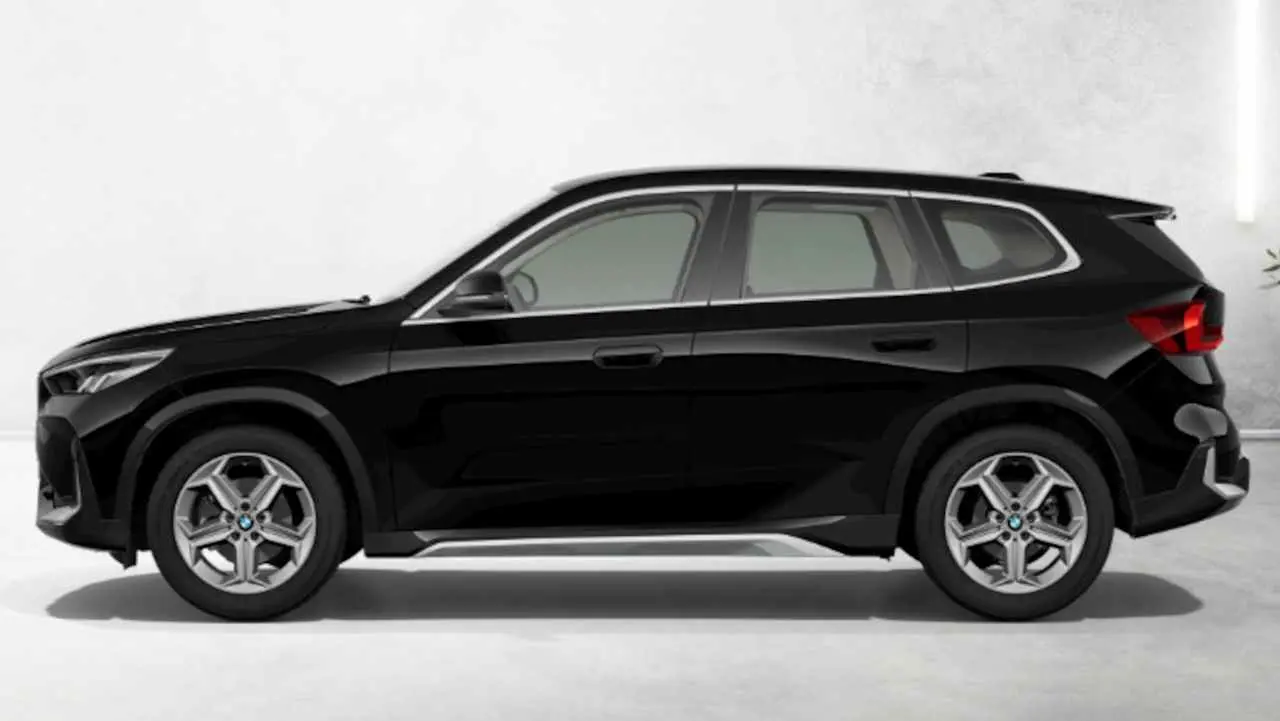 BMW X1 de perfil. Imagen de archivo.