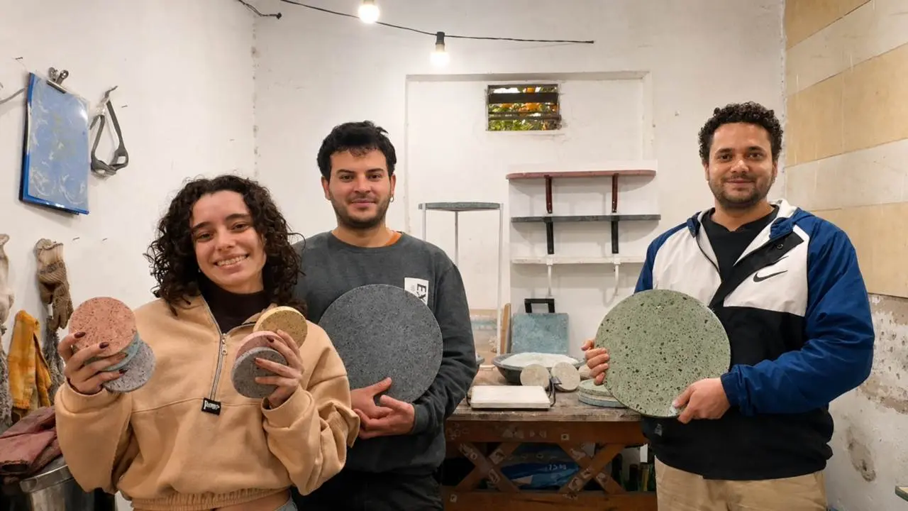 Facundo Rodríguez Moreau, Nicolás Josué García y Juliana Rodríguez Moreau de Bruta Laboratorio en su taller