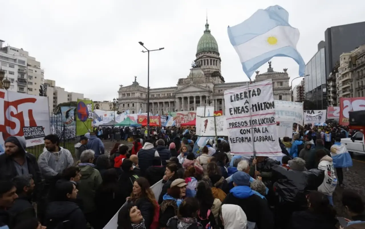 Gremios y movimientos sociales se concentraron este jueves, frente al Congreso.
