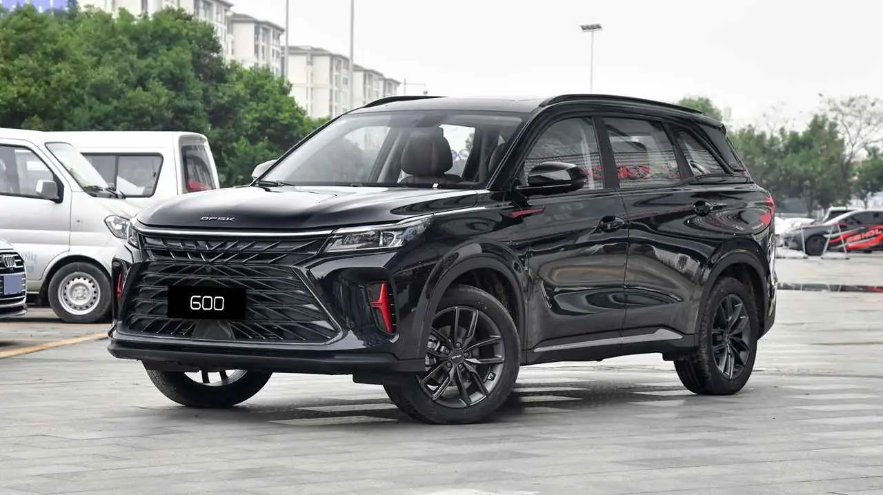 DFSK Glory 600, SUV para 7 personas. Imagen de archivo.