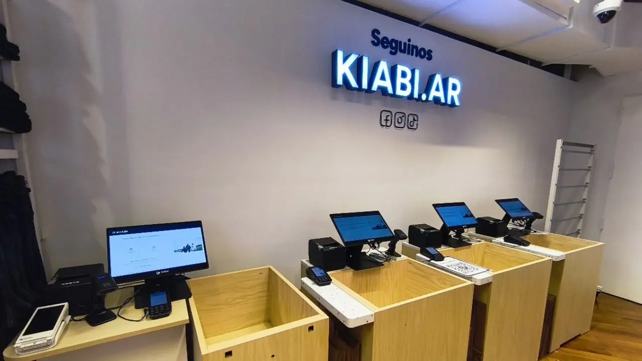 El local cuenta con cajas inteligentes, tal como las que ya funcionan en el país en Decathlon