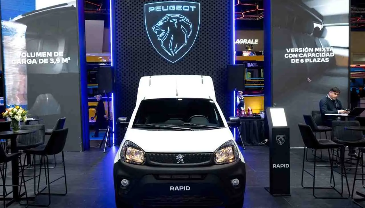 Peugeot Partner Rapid de frente en stand. foto oficial.