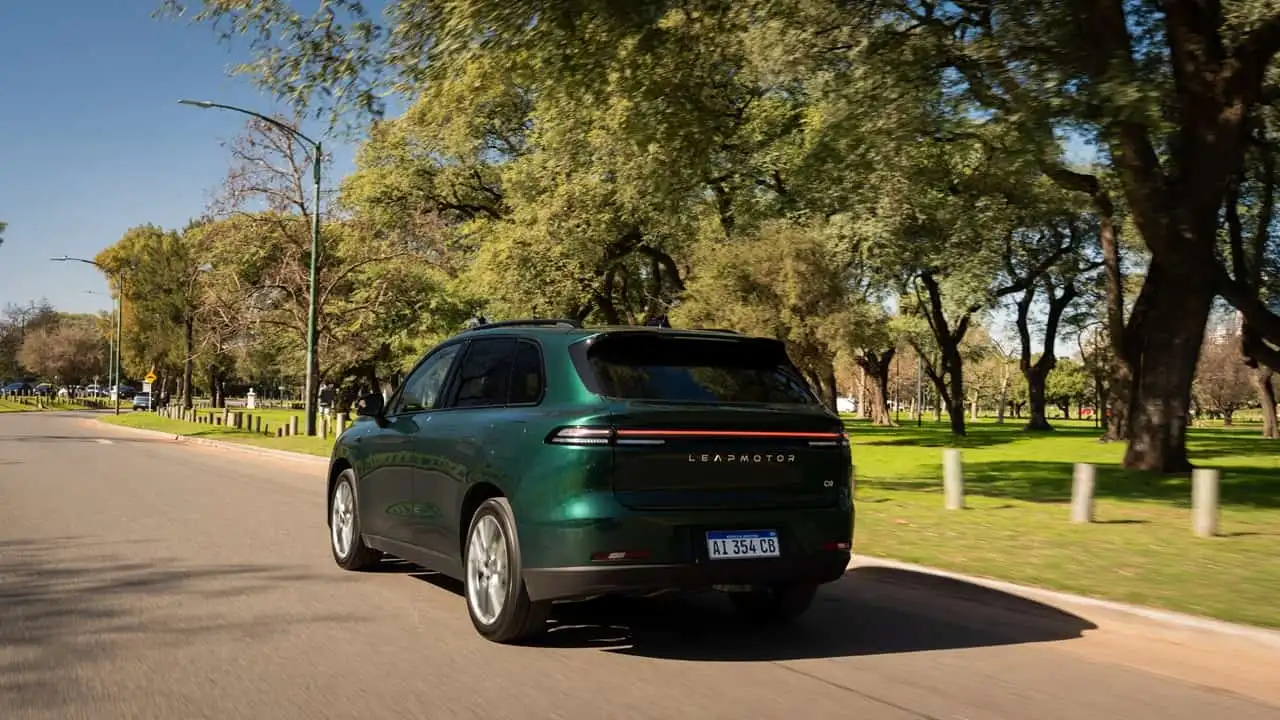 El modelo C10 de Leapmotor cuenta con un motor eléctrico de 215 CV y 320 Nm y tracción trasera.