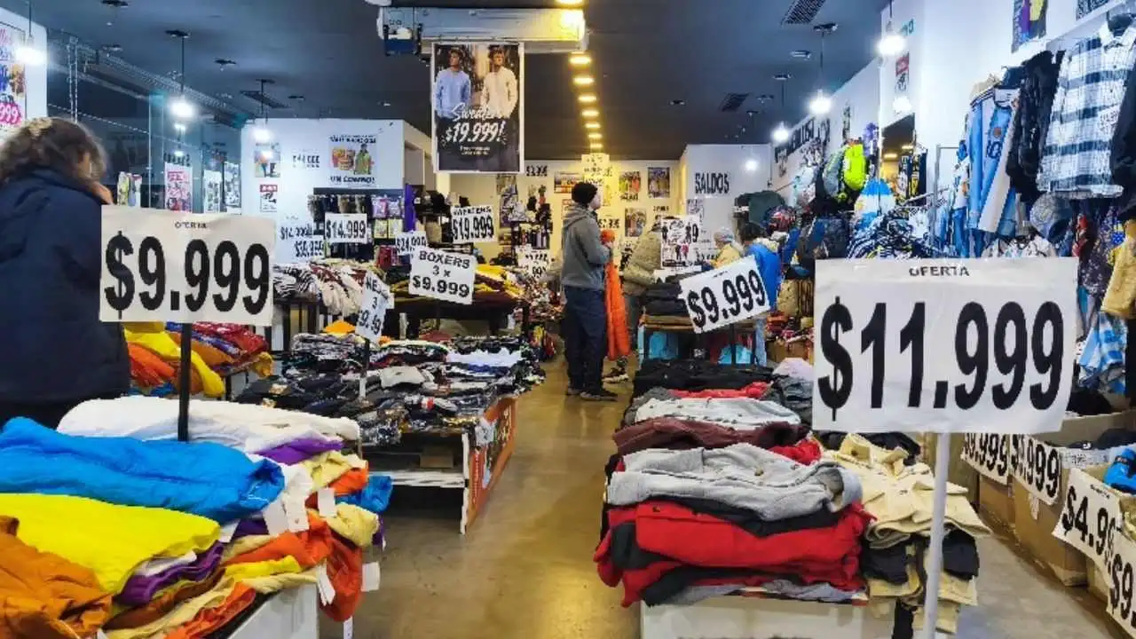 También están los locales que venden ropa muy barata 'made in China'