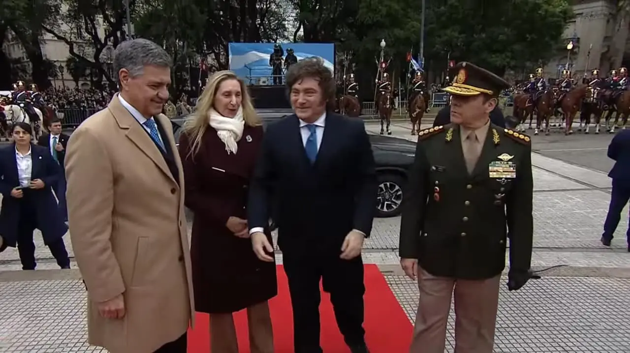 Javier Milei saludó al jefe de Gobierno porteño, Jorge Macri, al arribar al lugar del acto.
