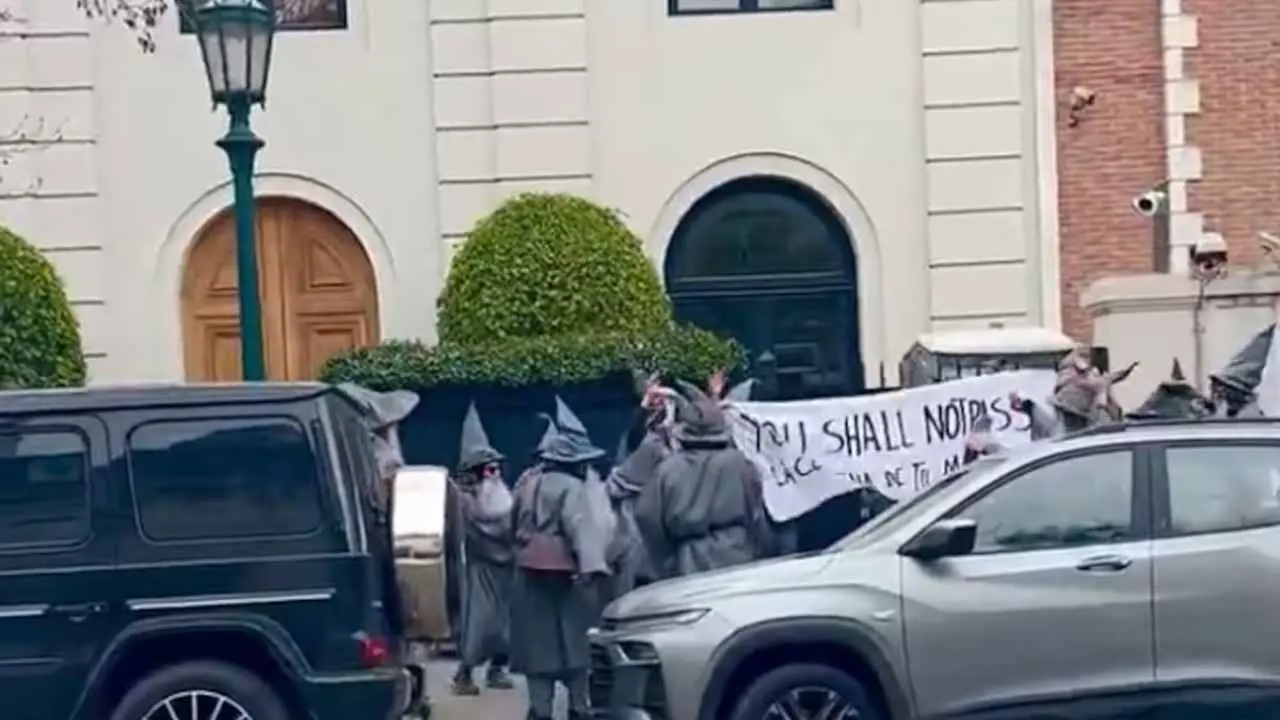 Manifestantes vestidos de Gandalf protestaron contra Peter Thiel tras su inversión de u$s76 millones en Vista Energy