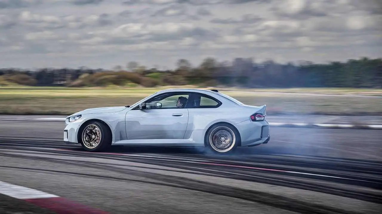 BMW M2 CS de perfil sobre pista. Foto oficial.