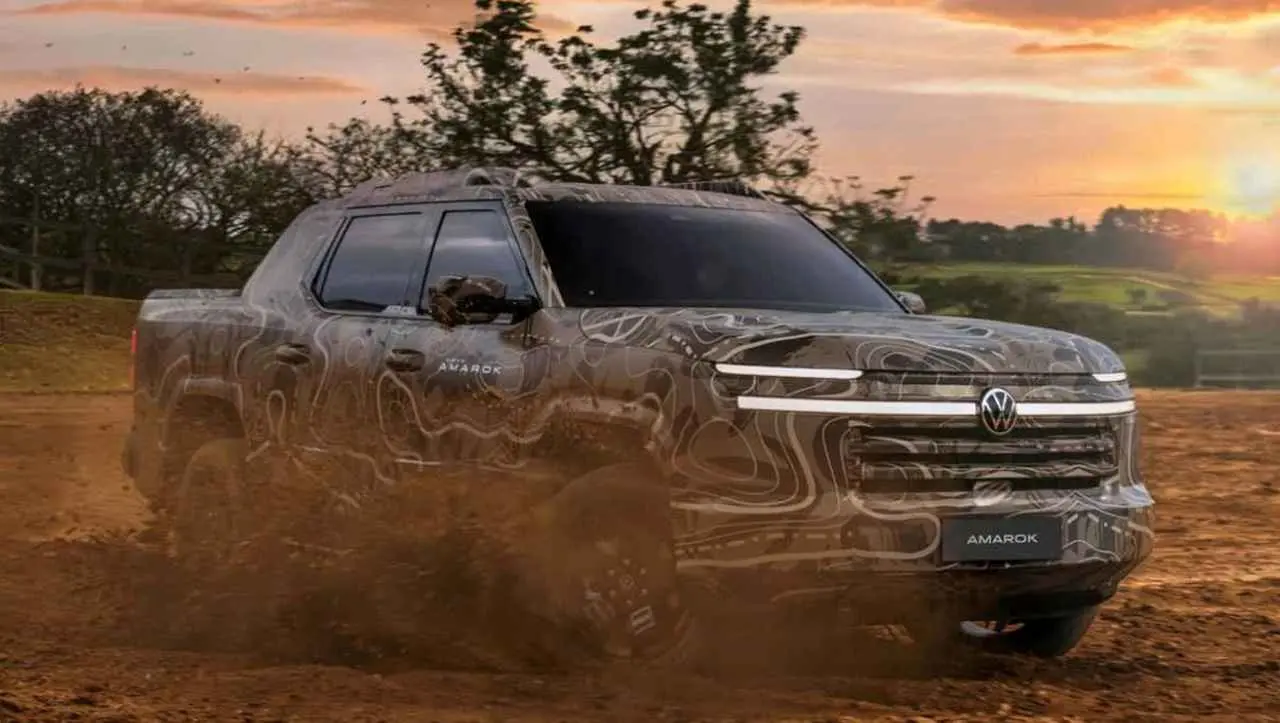 Volkswagen Amarok camufladas sobre tierra. Foto oficial.