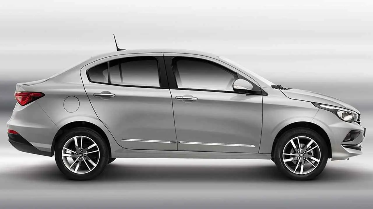 Fiat cronos gris de perfil con fondo liso. 