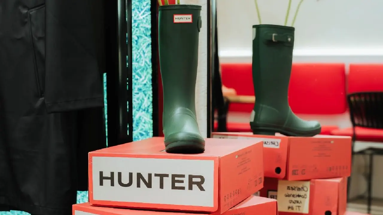 Botas negras Hunter exhibidas sobre cajas de la marca en el local (Gentileza Hunter- Perramus)