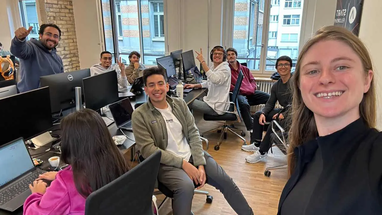 El equipo de trabajo de MEnta en sus oficinas posando para una selfie grupal