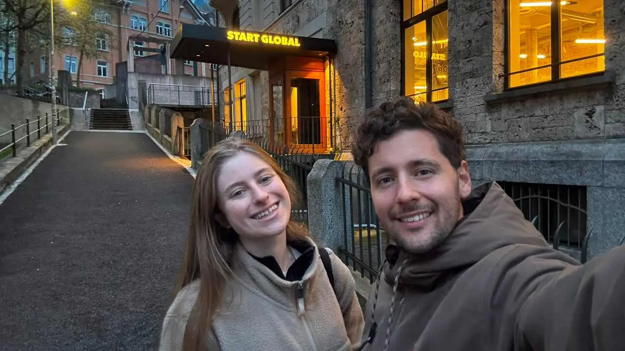Jóvenes creadores de Menta tomándose una selfie con el cartel de START Fellowship atrás